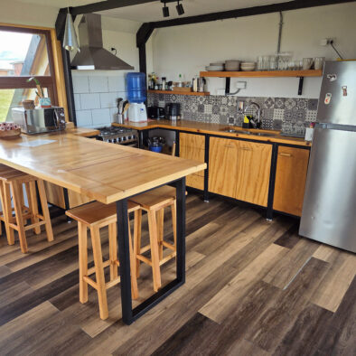 Kitchen with decorative tiles and wooden cabinets at Casa Lenga